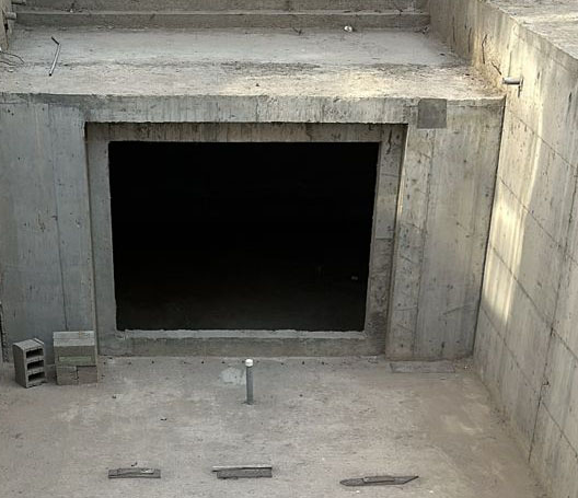 Four-sided acrylic channel interface condition — PMMA panel seated on all four edges, pool or aquarium viewing window installation