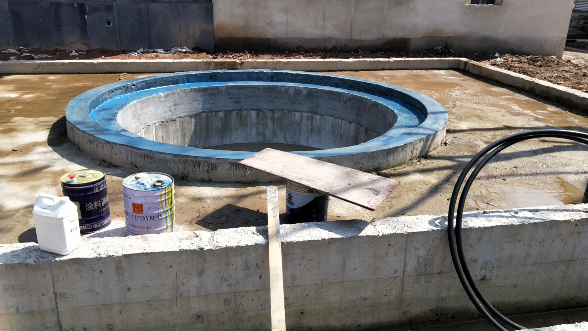 Circular opening interface condition — curved PMMA acrylic panel, non-linear perimeter, aquarium or themed environment installation