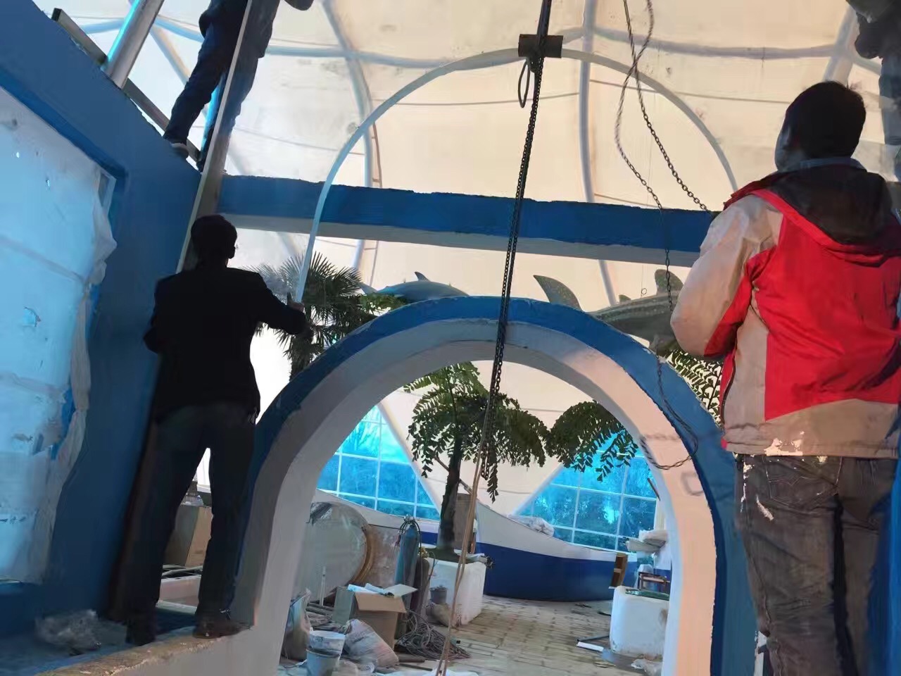 Curved PMMA acrylic panel positioning stage — geometry-specific placement sequence, aquarium tunnel or curved viewing installation