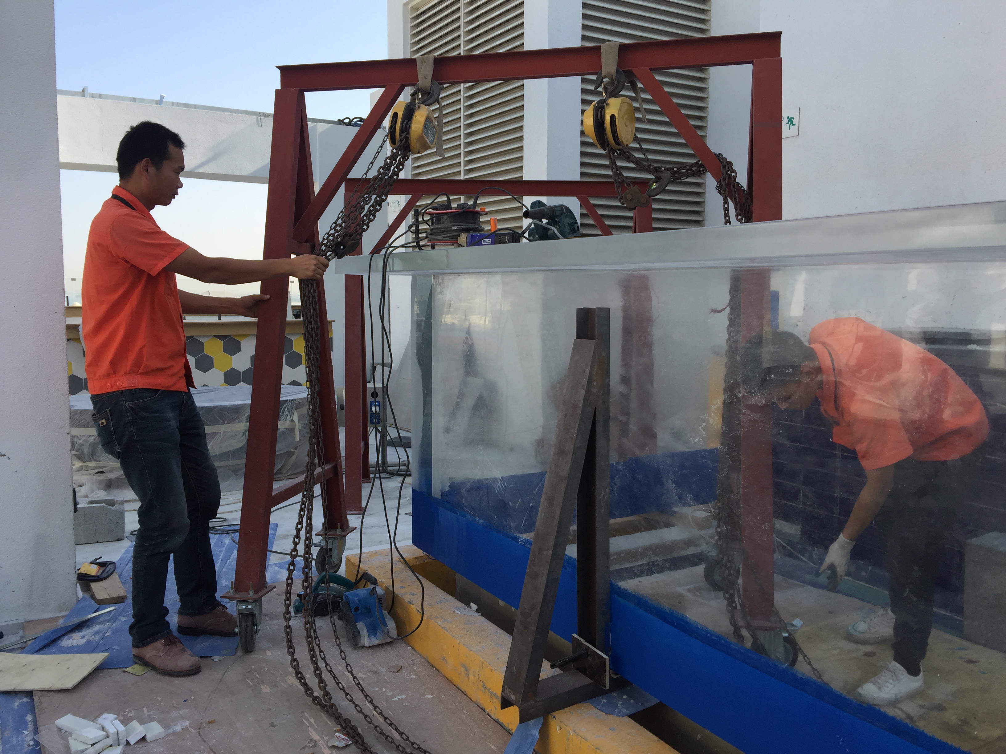 PMMA acrylic viewing panel positioning stage — panel seated in frame, sealing not yet started, aquarium or pool installation