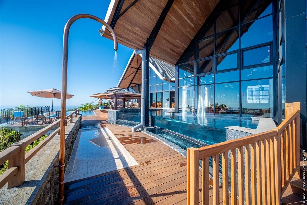 Acrylic pool viewing panel at Diana Dea Lodge Hotel & Spa, Réunion - 8.4 m x 0.97 m x 80 mm