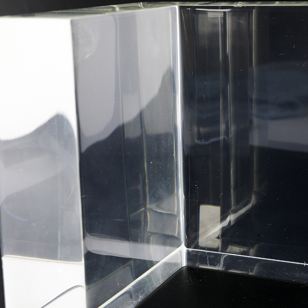 Thick cast PMMA acrylic panel corner and edge precision — machined right-angle corner showing face flatness and edge geometry, cast PMMA structural panel for aquarium pool viewing installation