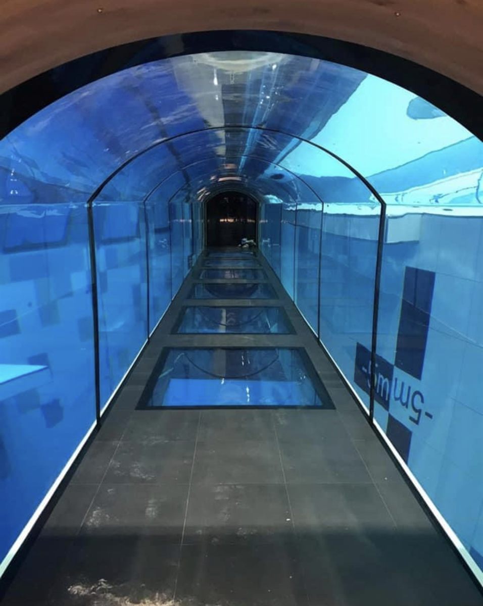 Acrylic underwater tunnel panels, Gdańsk Poland - 20.4 m x 100 mm, fabricated by Forma Fabrica